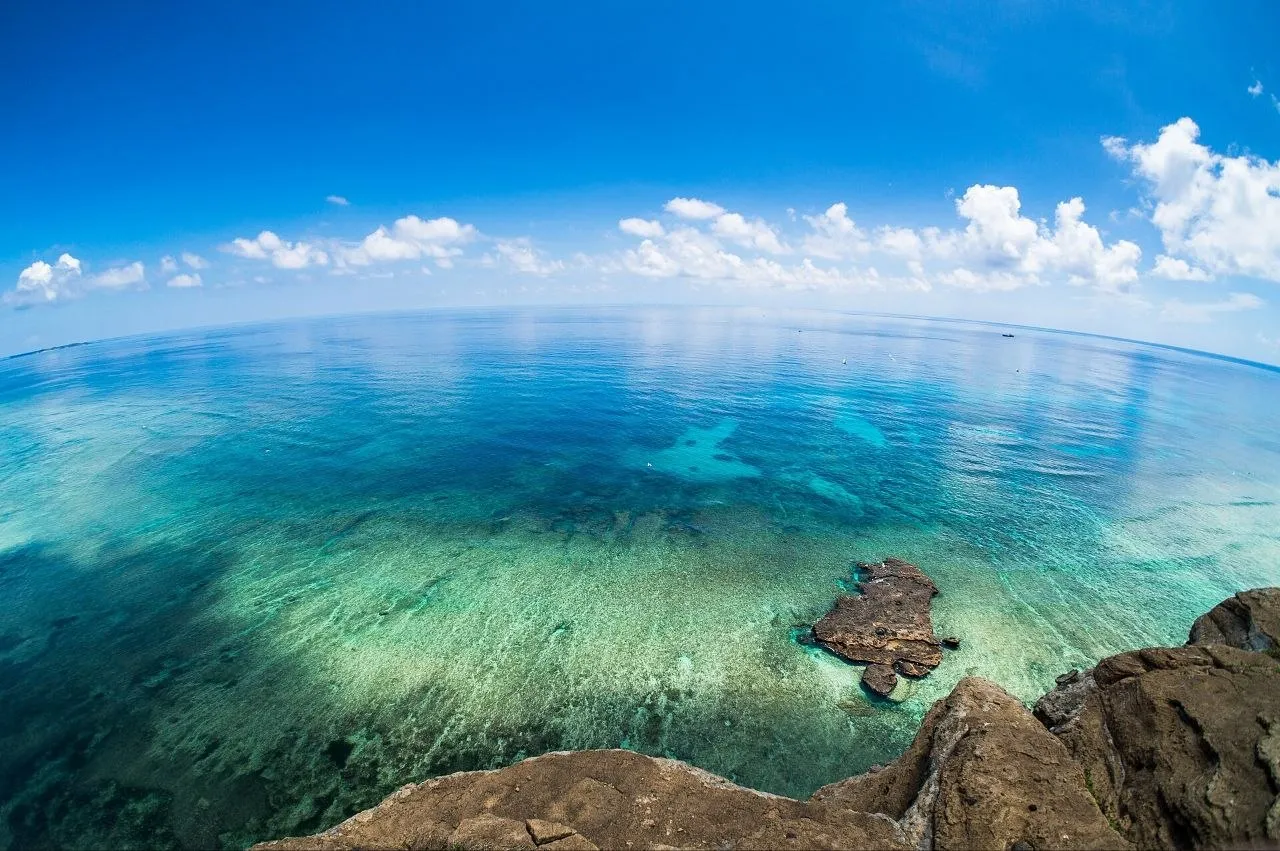 Mare cristallino color turchese di Ly Son visto dalle scogliere vulcaniche