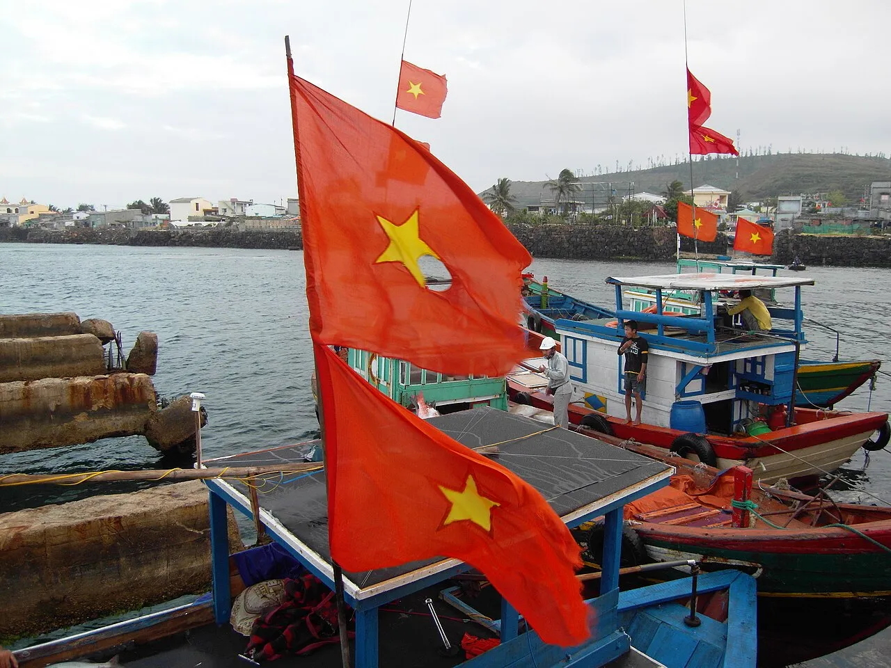 Barche da pesca colorate nel porto di Ly Son