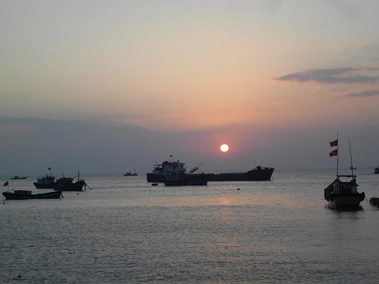 Tramonto sul mare di Ly Son con i pescherecci all'orizzonte