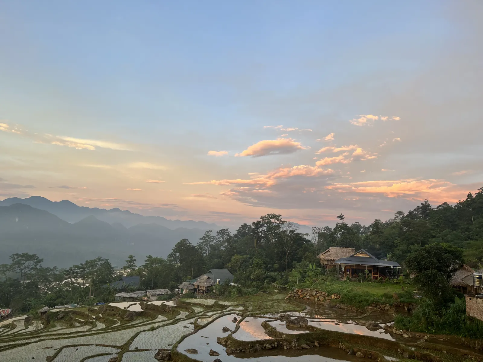 Tramonto a Pu Luong Tramonto sulle risaie allagate e le palafitte della riserva di Pu Luong