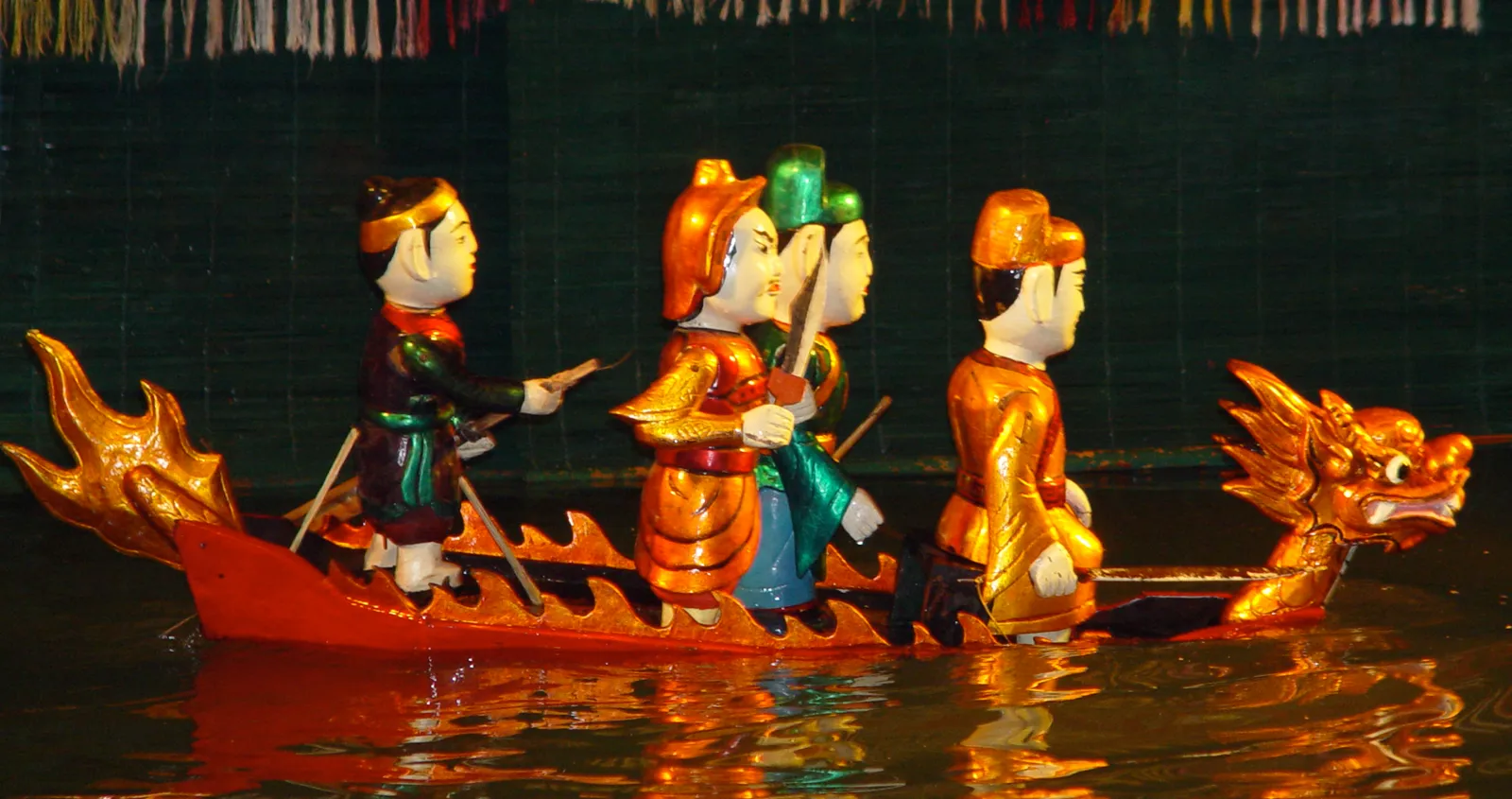 Marionette vietnamite su barca-drago Marionette di legno laccato su una barca a forma di drago durante uno spettacolo di marionette sull'acqua a Hanoi, Vietnam
