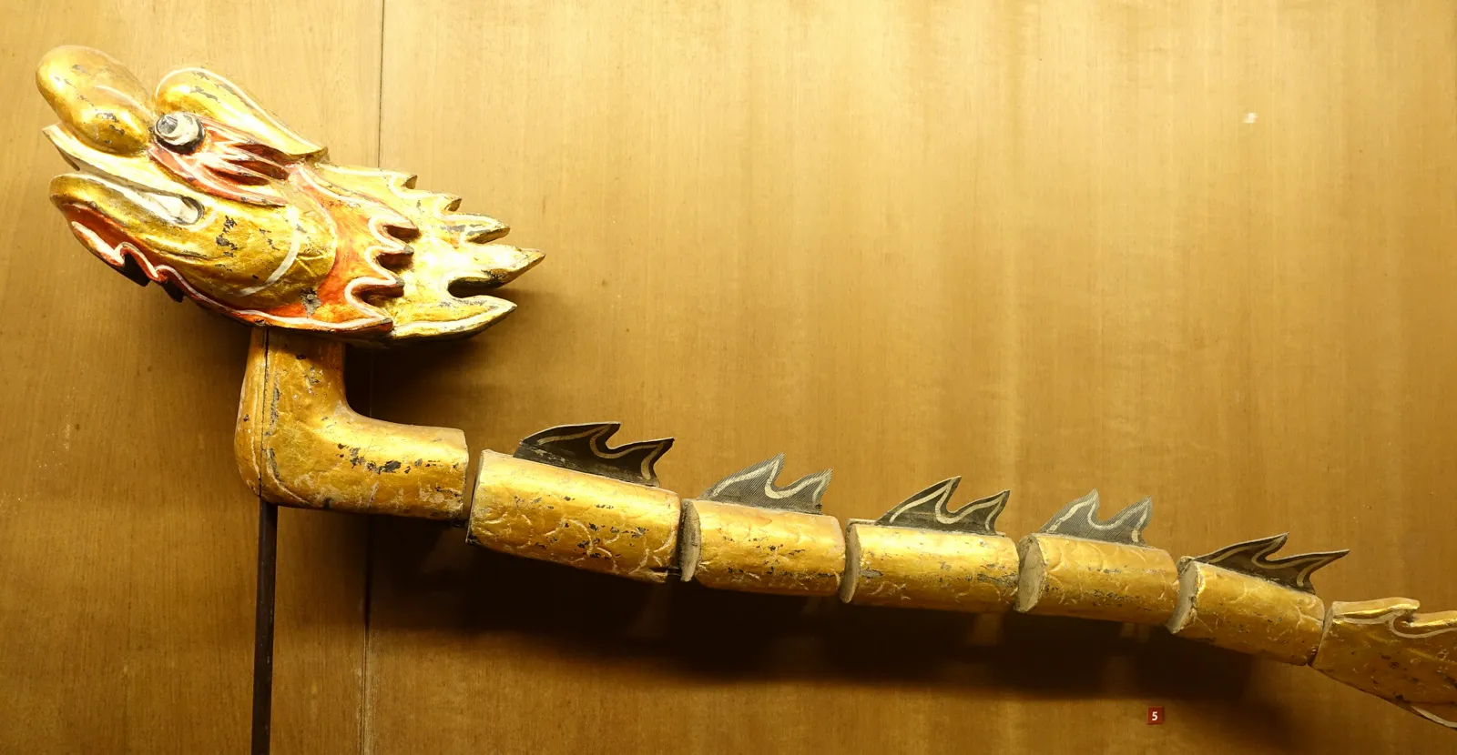 Marionetta-drago laccata dorata Marionetta-drago di legno laccato e dorato esposta al Museo Etnografico di Hanoi, Vietnam