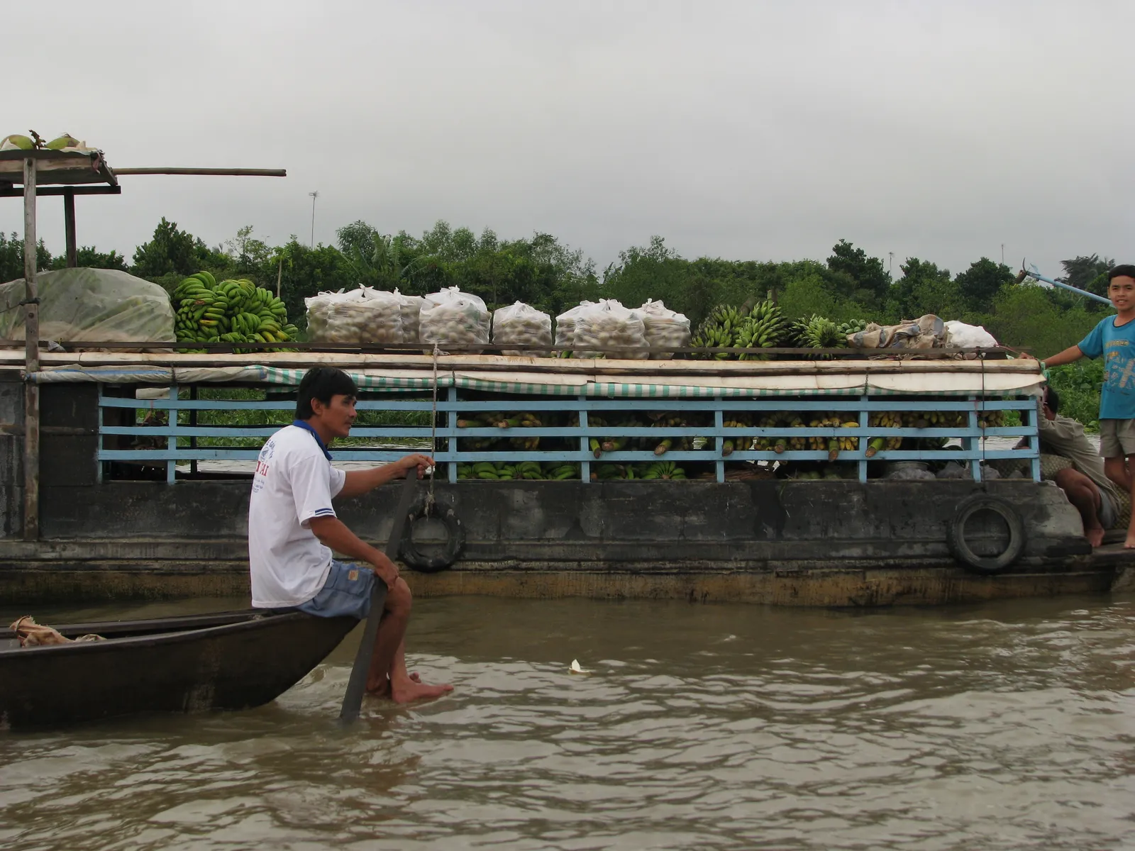 Mercato galleggiante di Cai Be Barche cariche di frutta al mercato galleggiante di Cai Be nel Delta del Mekong