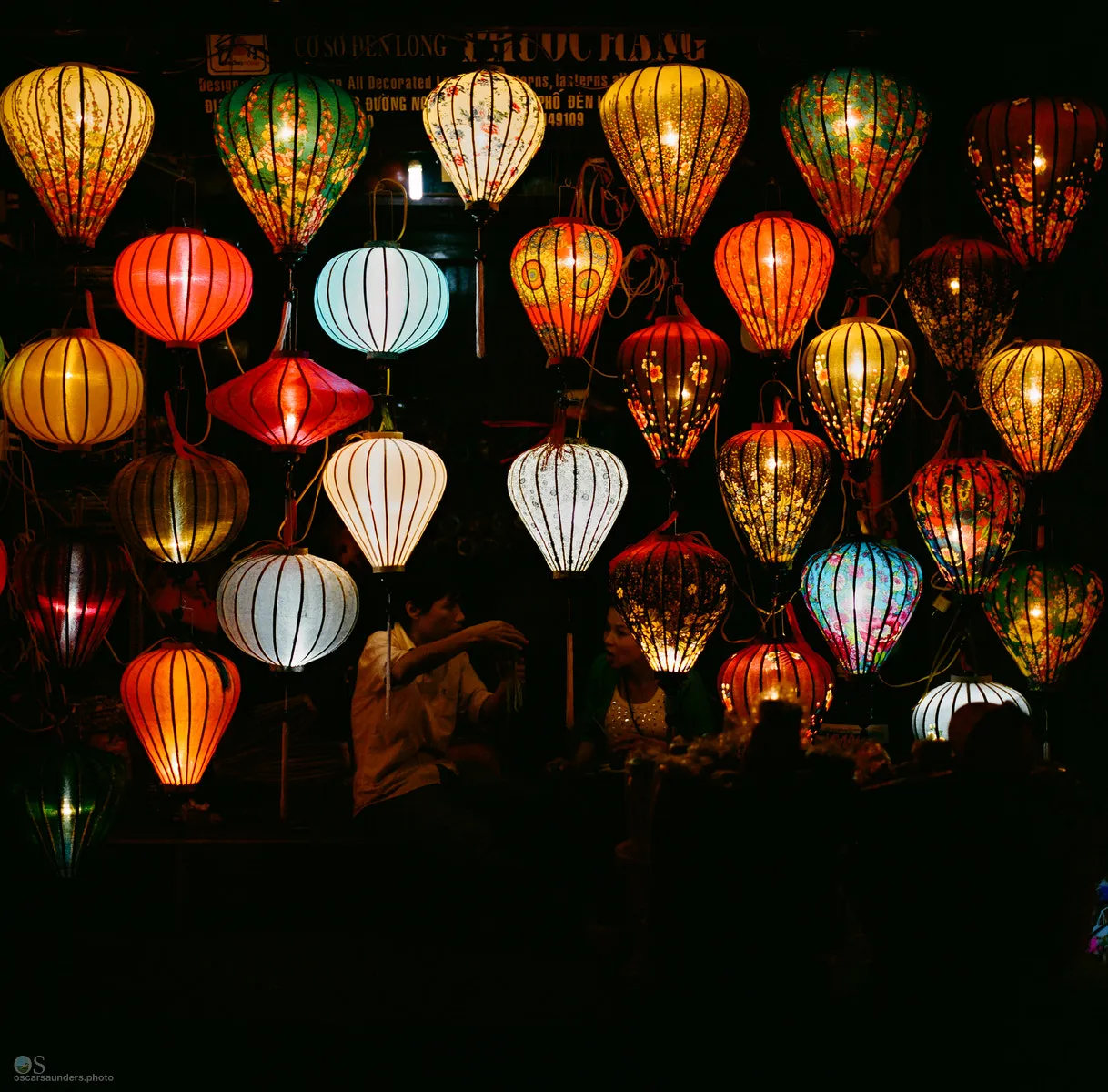 Lanterne al mercato notturno di Hoi An Lanterne colorate nel mercato notturno di Hoi An