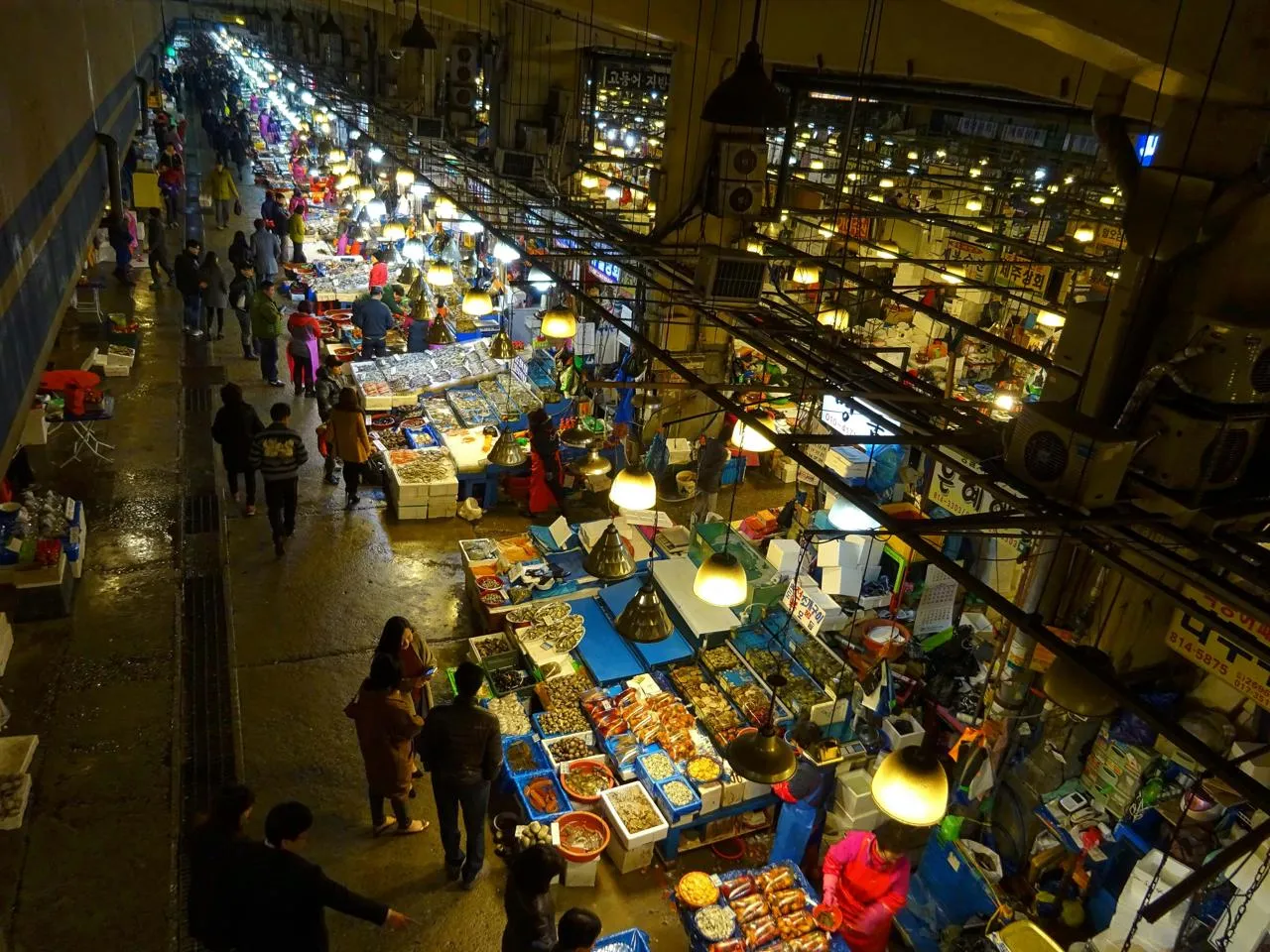 Mercato notturno visto dall'alto Mercato notturno visto dall'alto con le bancarelle illuminate