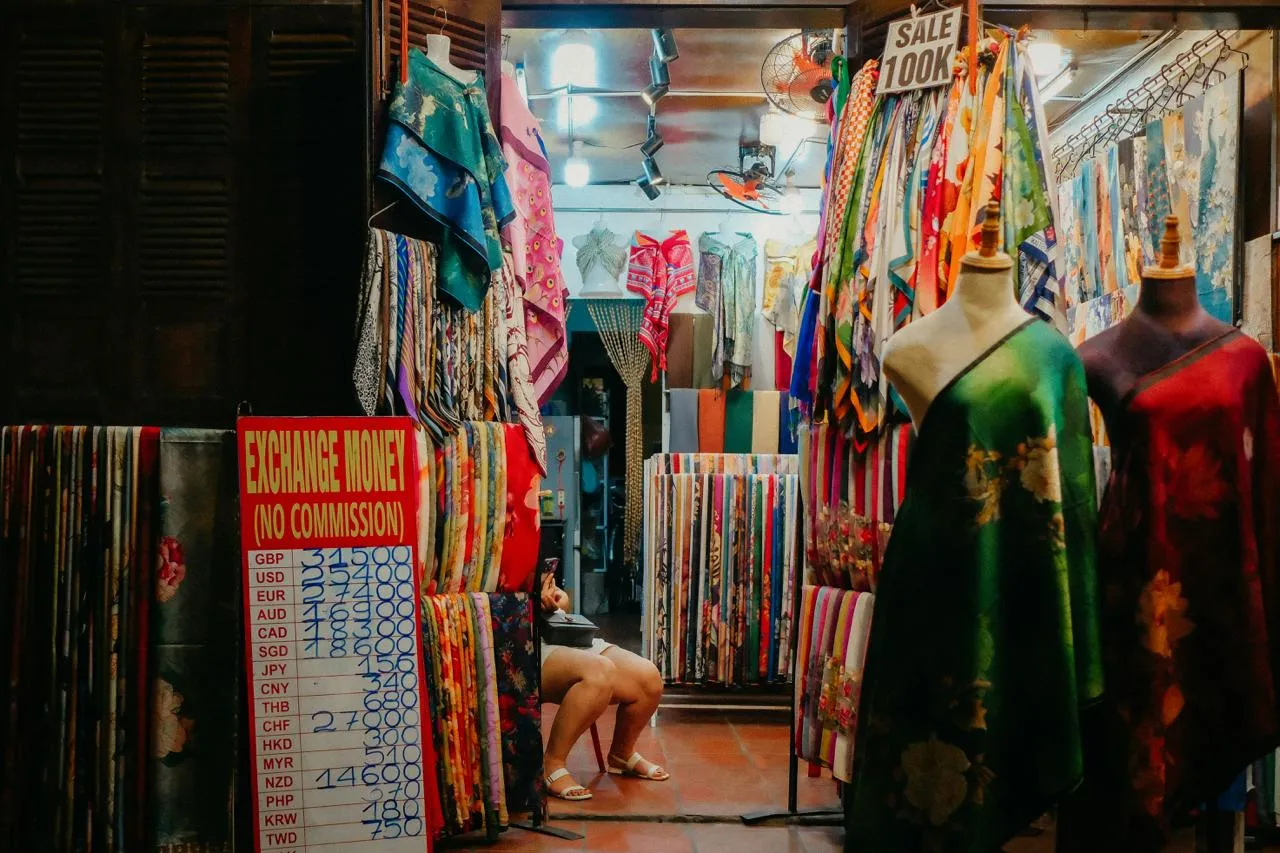 Negozio con vestiti in un mercato vietnamita Negozio con vestiti e tessuti colorati in un mercato del Vietnam