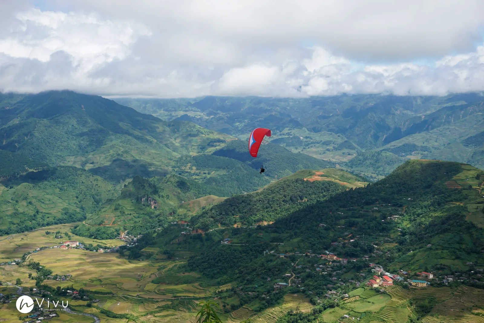Parapendio in volo dal passo Khau Pha sopra le risaie di Mu Cang Chai