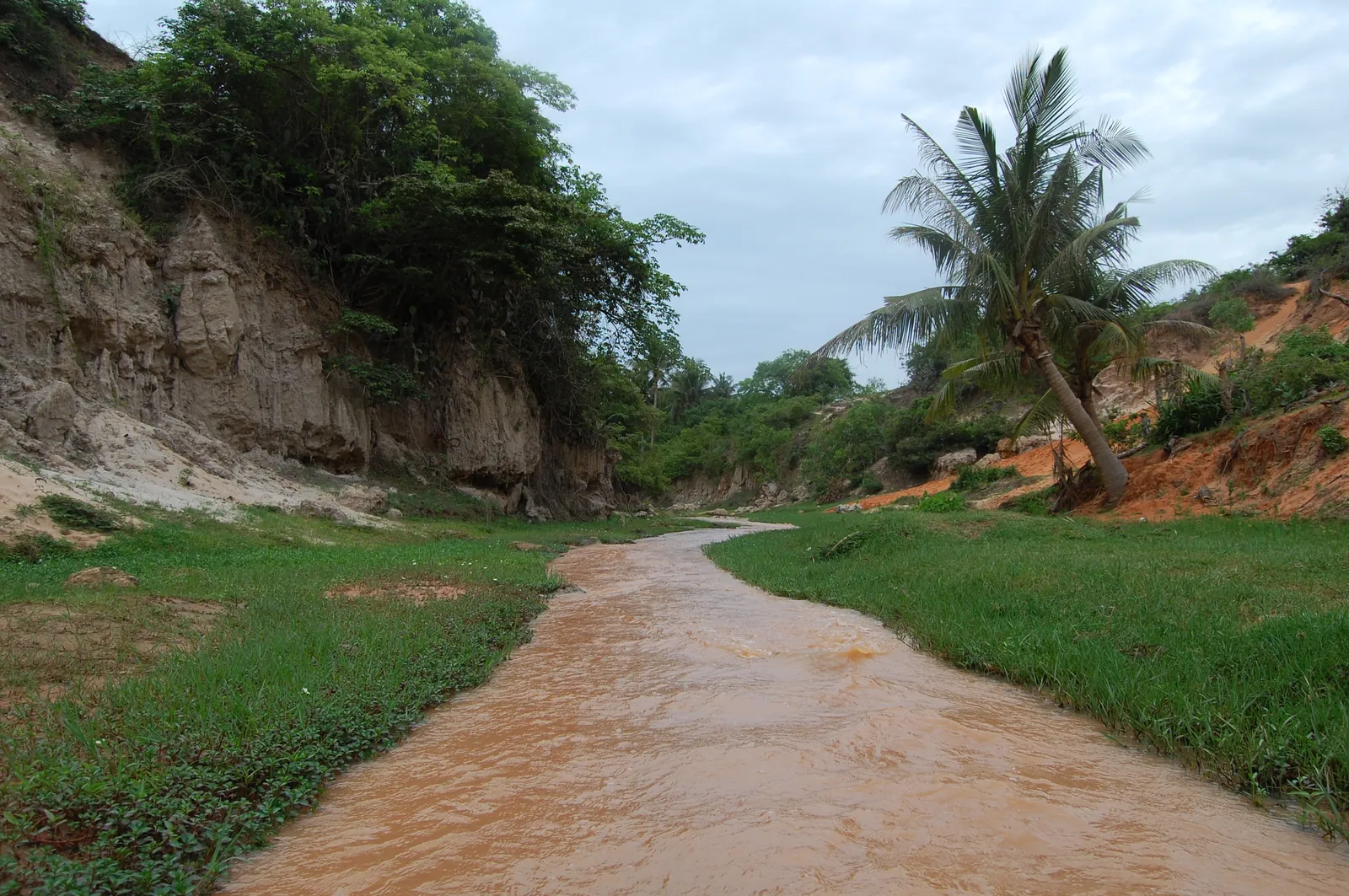 Fairy Stream a Mui Ne Fairy Stream a Mui Ne con acque basse e pareti di sabbia rossa