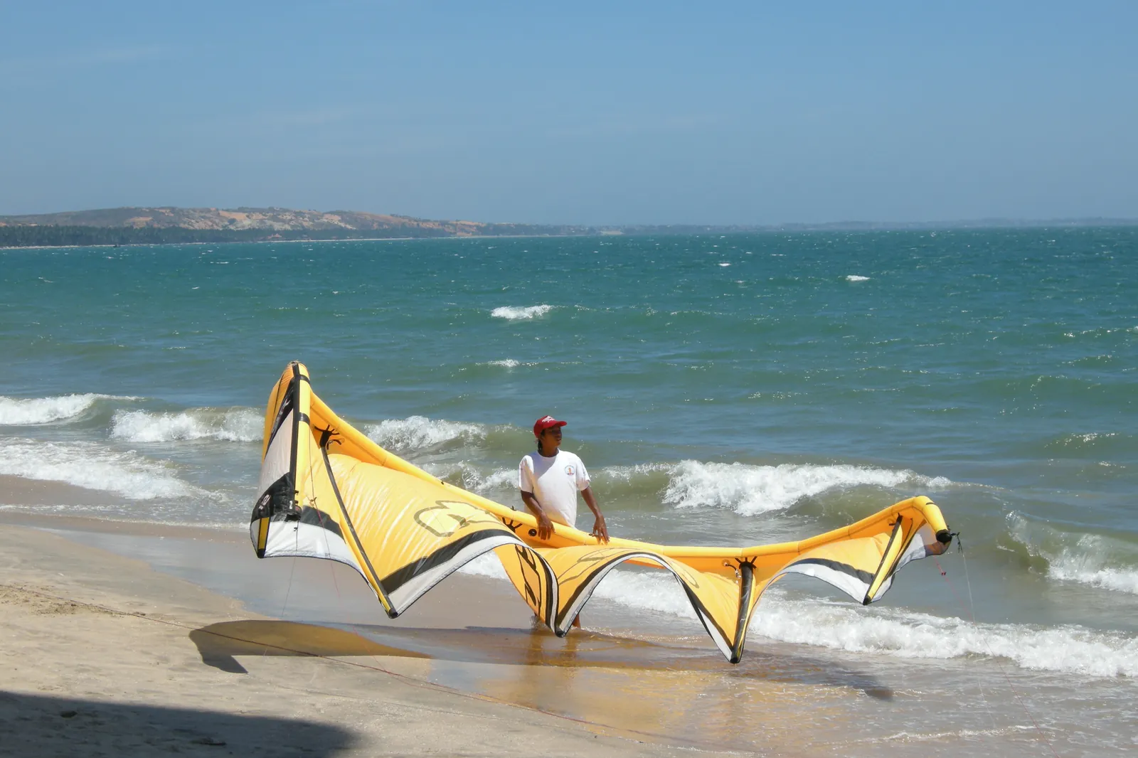 Kitesurf a Mui Ne Kitesurf sulla spiaggia di Mui Ne con mare e cielo azzurro