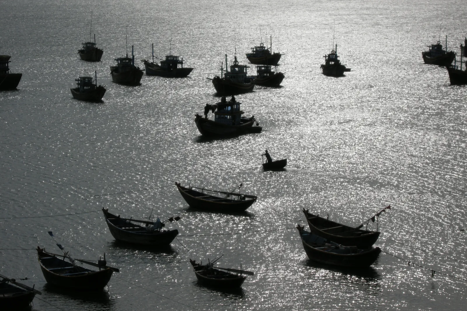 Villaggio dei pescatori di Mui Ne Barche da pesca colorate nel porto di Mui Ne