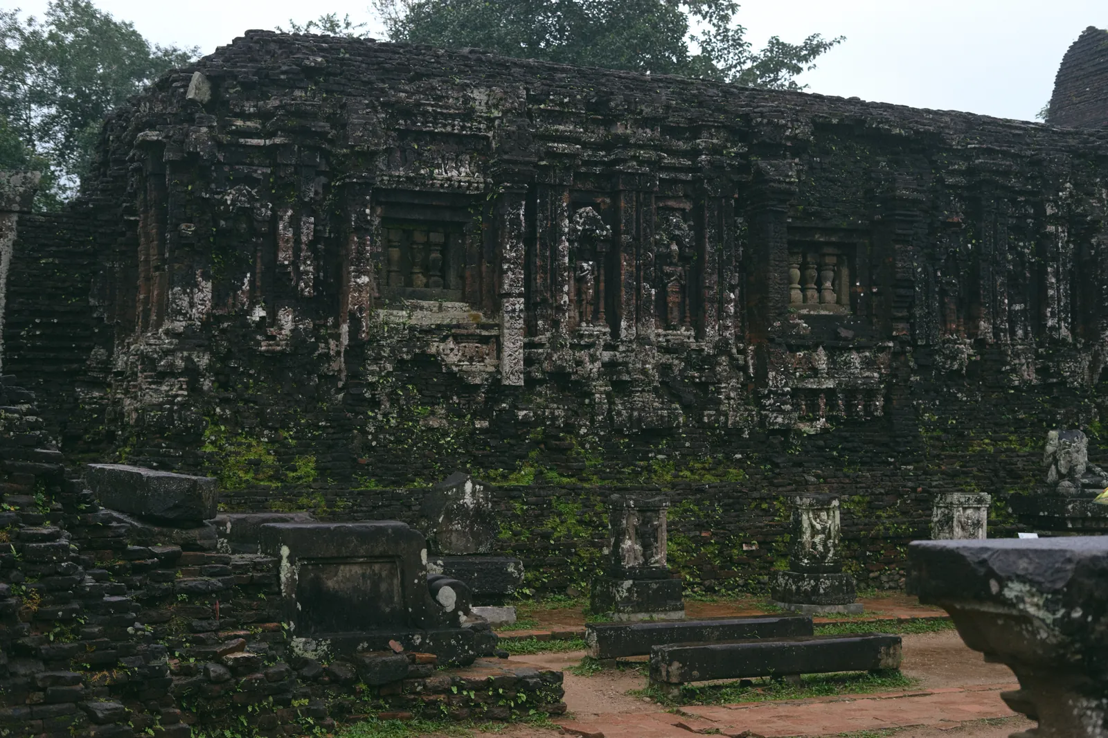 Rovine del santuario di My Son tra la vegetazione della valle, patrimonio UNESCO in Vietnam centrale