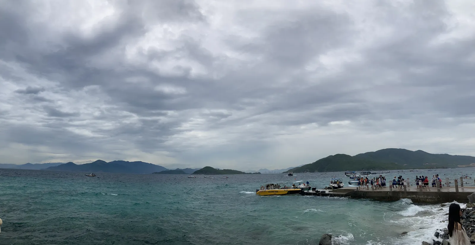 Baia di Nha Trang Panorama della baia di Nha Trang con isole, mare turchese e costa della città