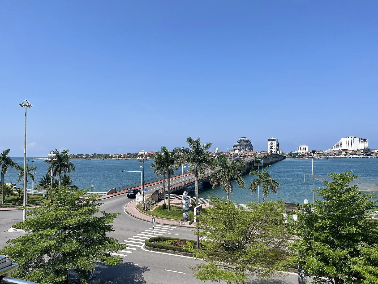 Il fiume Nhat Le nei dintorni di Dong Hoi Il fiume Nhat Le che attraversa la campagna vicino a Dong Hoi, Quang Binh, Vietnam
