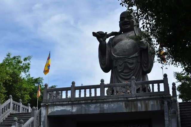 Enorme statua di Buddha presso la pagoda Bai Dinh, Ninh Binh