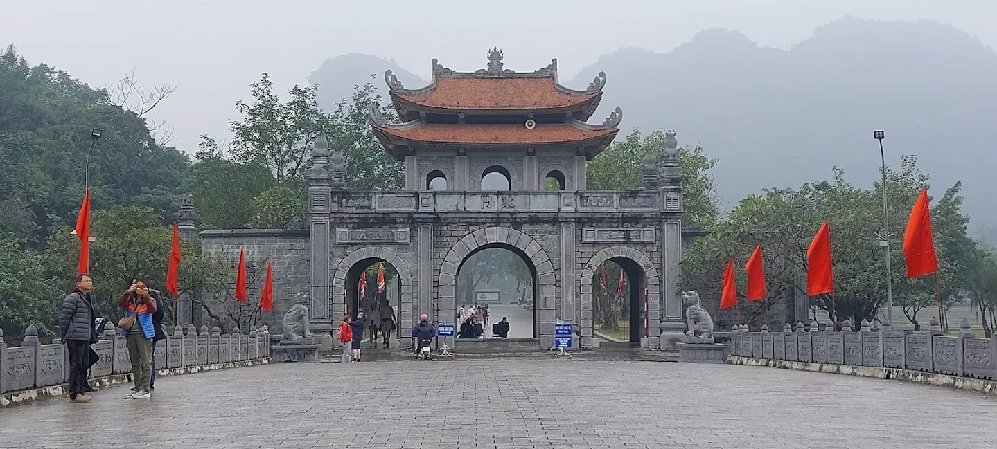 Ingresso monumentale alla cittadella di Hoa Lu, antica capitale del Vietnam
