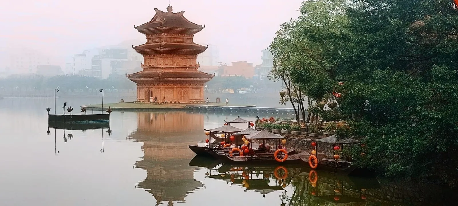 Pagoda sul lago a Ninh Binh