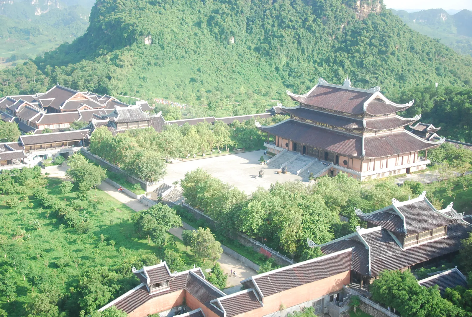 Pagoda di Bai Dinh, Vietnam Complesso di pagode buddiste di Bai Dinh tra le montagne carsiche del Vietnam