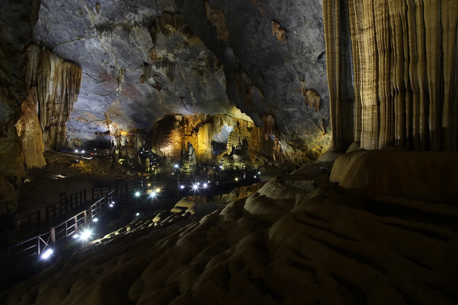 Paradise Cave Phong Nha Stalattiti e stalagmiti nella Paradise Cave di Phong Nha