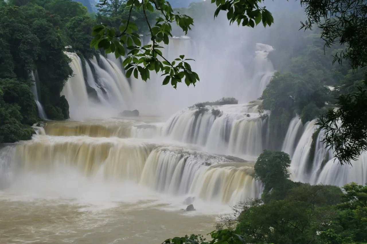 Cascata nella foresta Cascata nella foresta tropicale del Vietnam