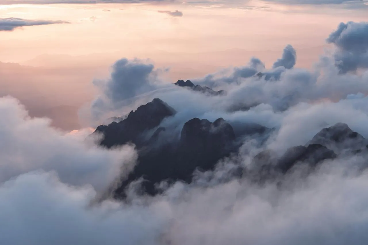 Cime tra le nuvole nel Vietnam Parchi nazionali del Vietnam: cime montuose tra le nuvole