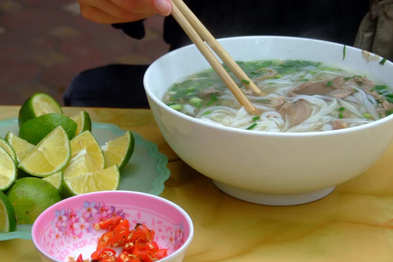 Pho bò ad Hanoi Ciotola di pho bò con manzo, noodle di riso ed erbe fresche servita ad Hanoi, il piatto simbolo della cucina vietnamita