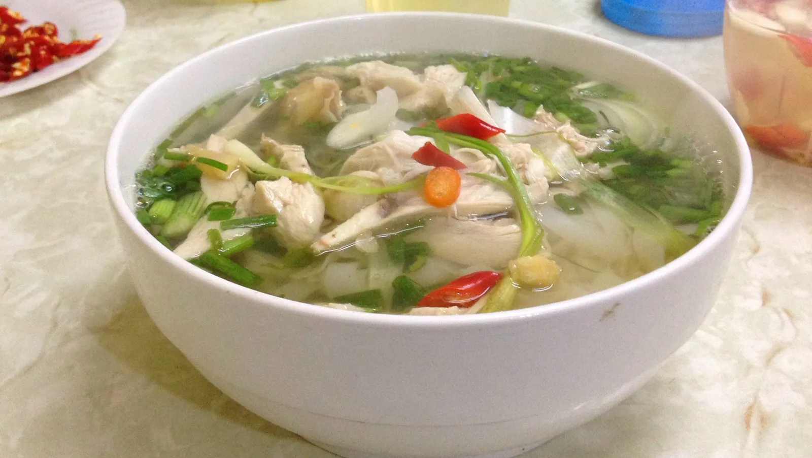 Phở gà di Hanoi Pho ga, la zuppa vietnamita di noodle con pollo, servita in un ristorante tradizionale di Hanoi
