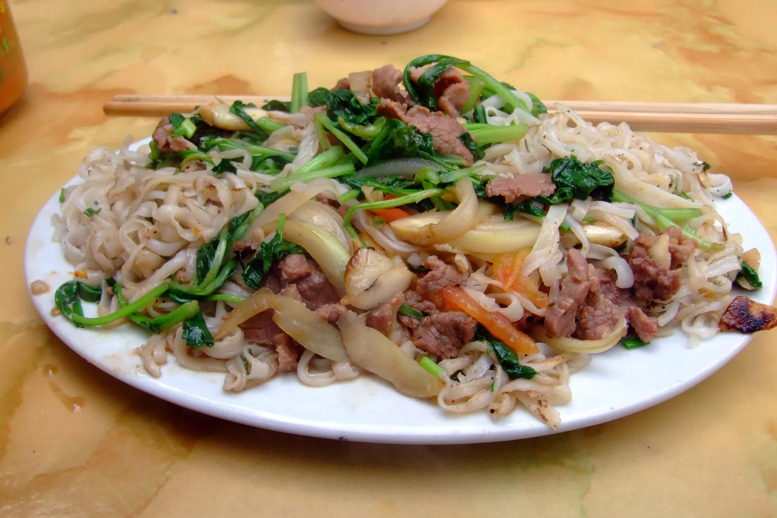 Phở xào bò saltato in padella Phở xào bò, la variante del pho saltata in padella con manzo e verdure, specialità della cucina di Hanoi