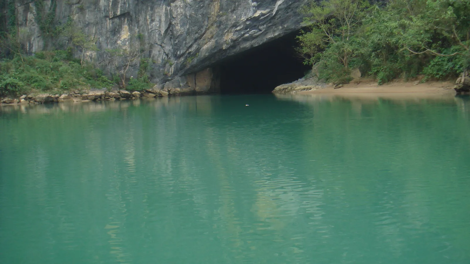 Grotta sul fiume a Phong Nha-Ke Bang L'imboccatura di una grotta sul fiume nel Parco Nazionale di Phong Nha-Ke Bang in Vietnam