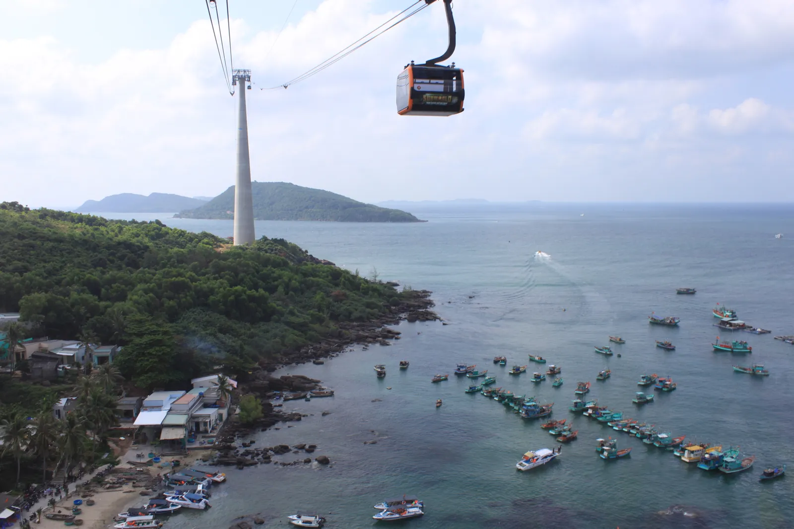 La funivia di Hon Thom, Phu Quoc La funivia di Hon Thom ad An Thoi a Phu Quoc, i cui vagoncini colorati attraversano il mare per 7,9 km