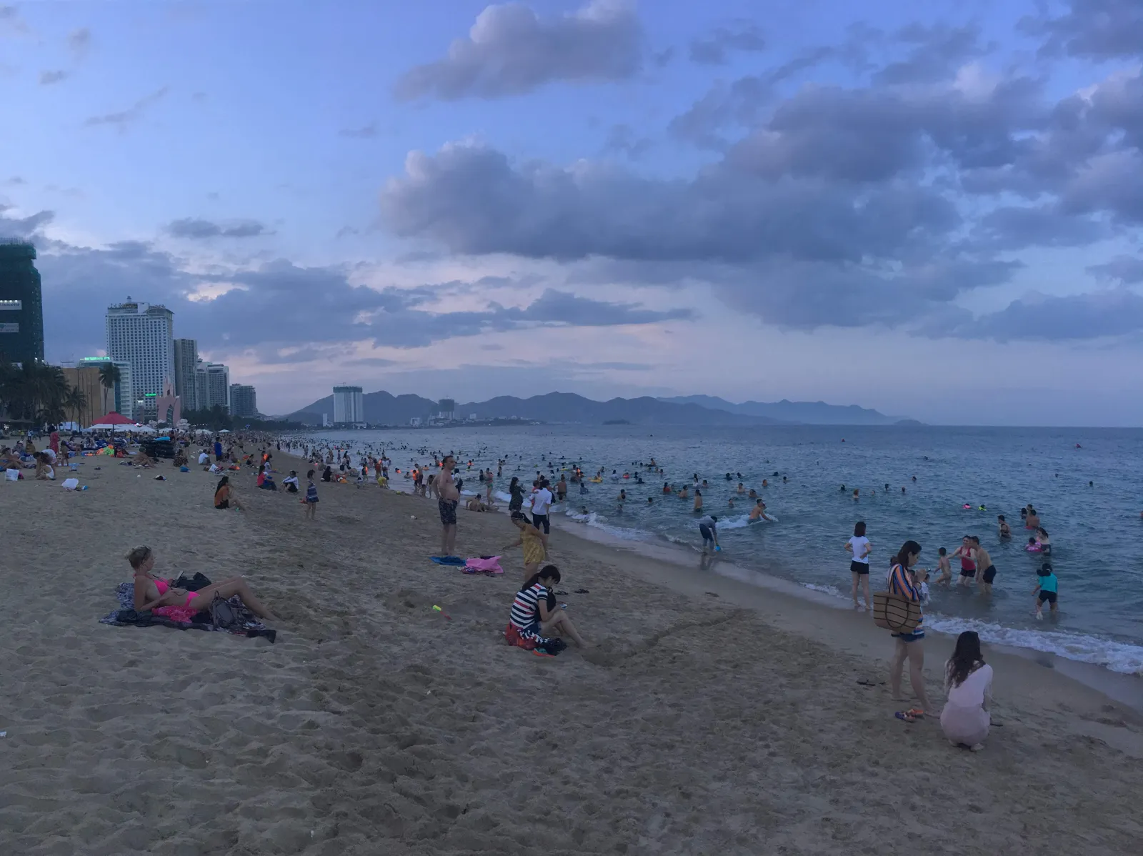 La spiaggia di Nha Trang La spiaggia cittadina di Nha Trang con la passeggiata a mare e la baia, vista sulle isole davanti alla costa