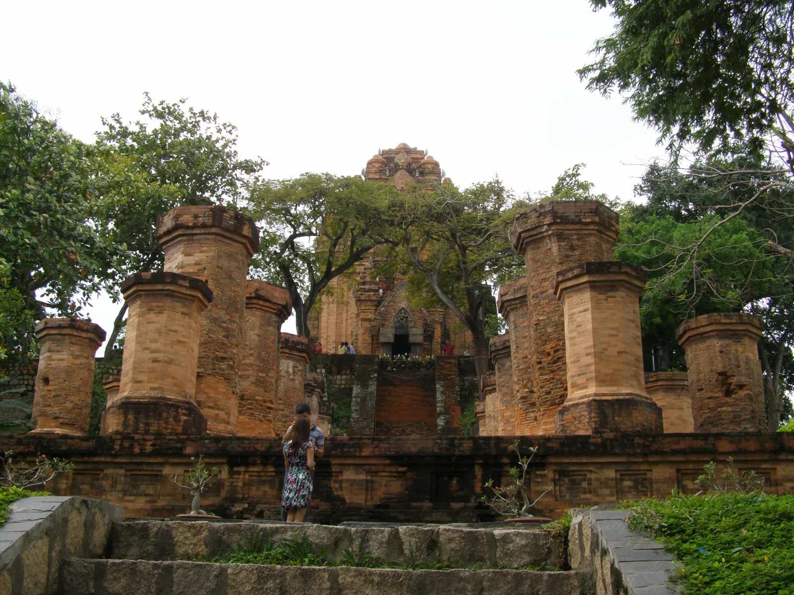 Le torri di Po Nagar, Nha Trang Le torri di Po Nagar di Nha Trang, antiche torri di mattoni costruite dalla civiltà Champa sul fiume Cai