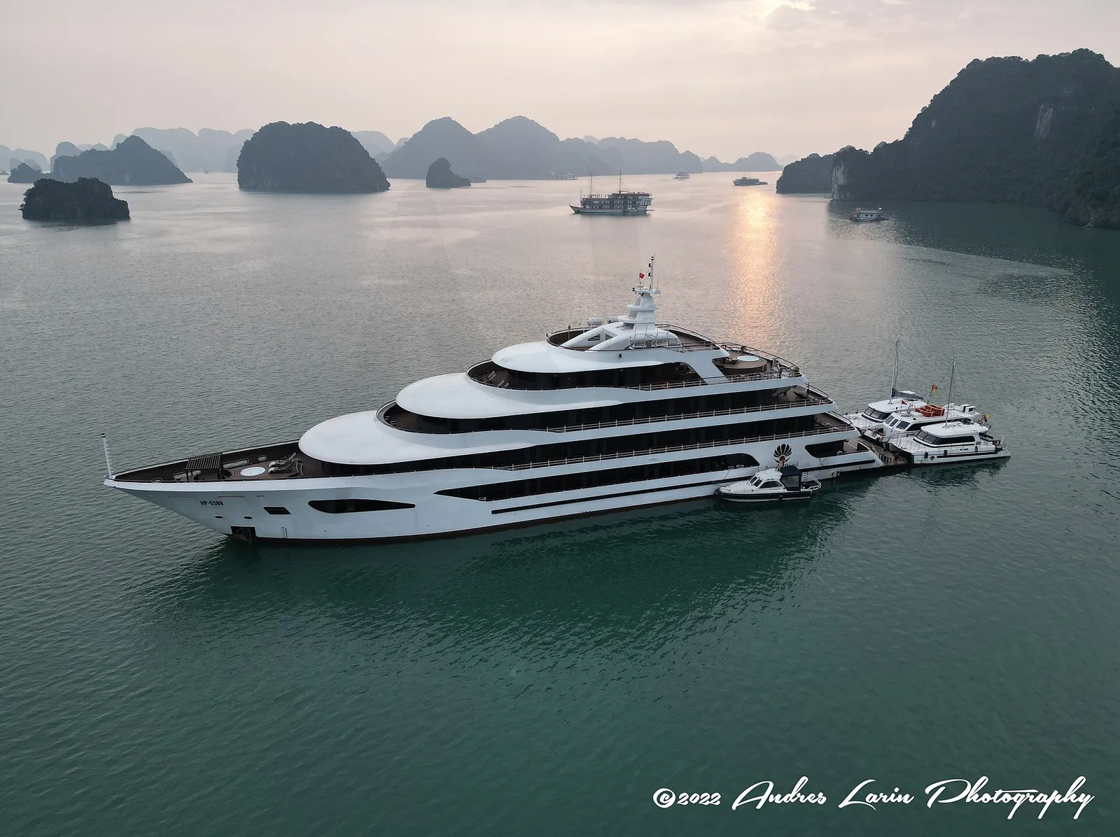 Crociera nella baia di Halong Giunca da crociera nella baia di Halong: la crociera è la voce più costosa tra le escursioni in Vietnam