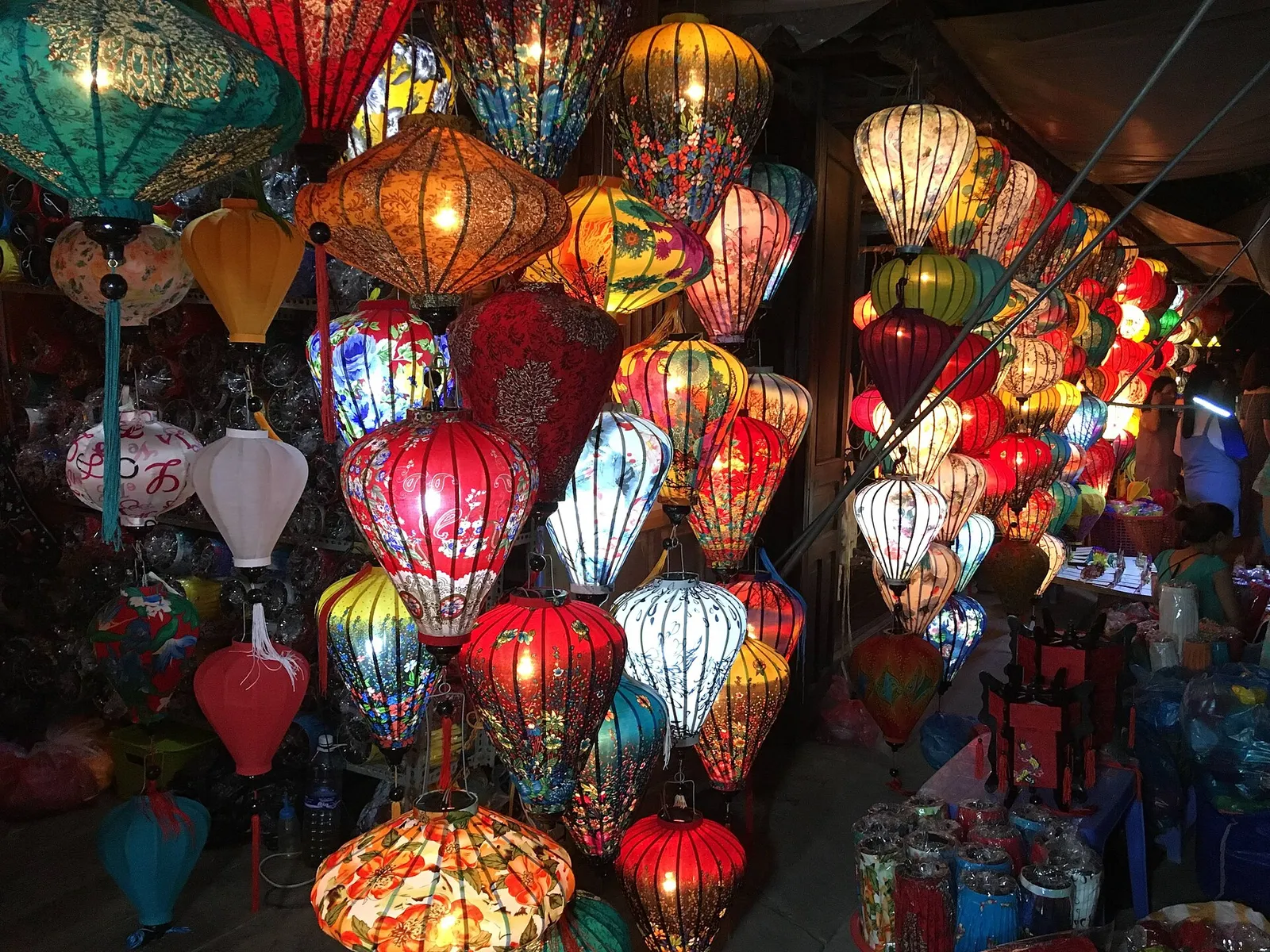 Negozio di lanterne a Hoi An Negozio di lanterne colorate a Hoi An: contrattare al mercato aiuta a contenere il budget di viaggio in Vietnam