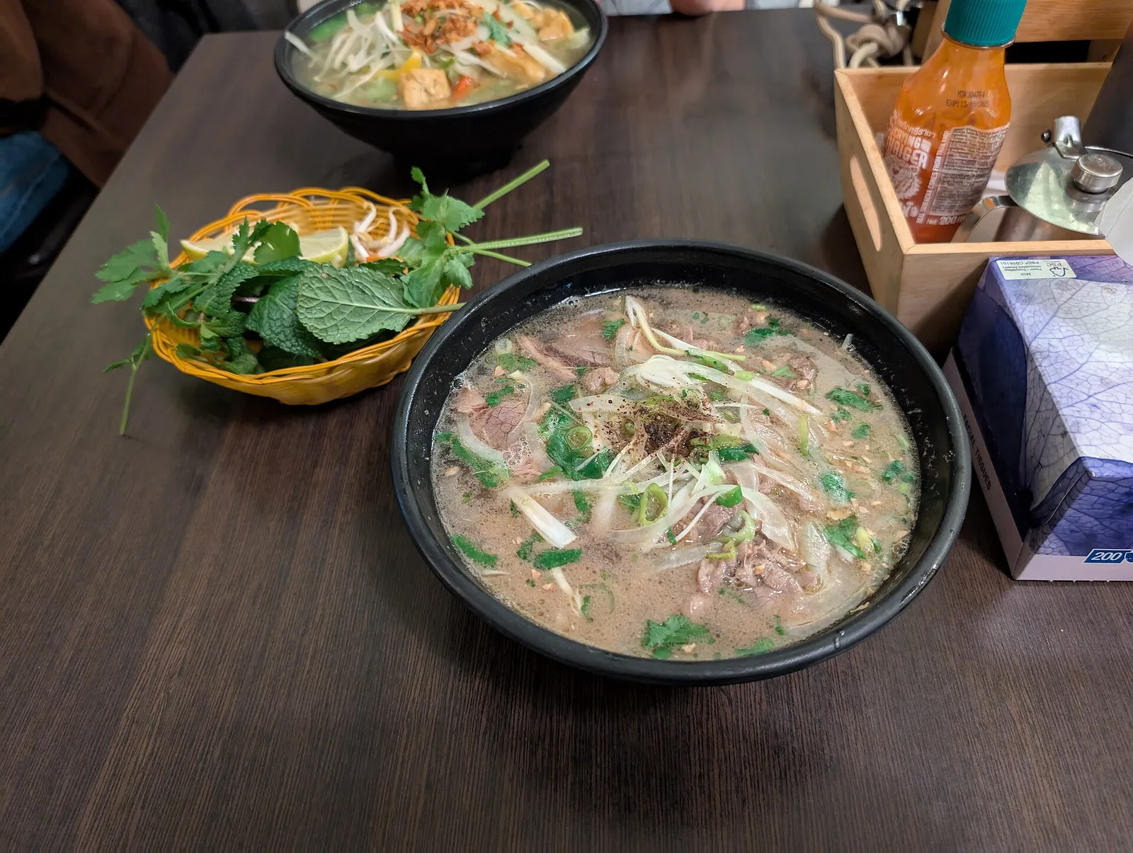Phở bò ad Hanoi Ciotola di phở bò in un locale di Hanoi: mangiare in Vietnam costa pochi euro al giorno
