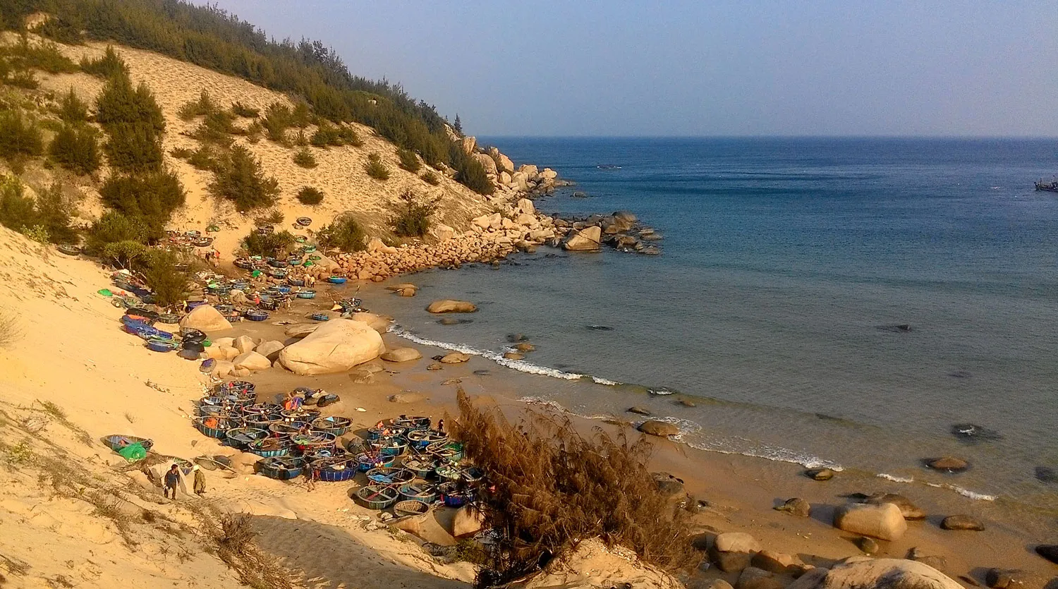 Villaggi di pescatori a Quy Nhon Barche rotonde di bambù dei pescatori sulla spiaggia di un villaggio vicino a Quy Nhon