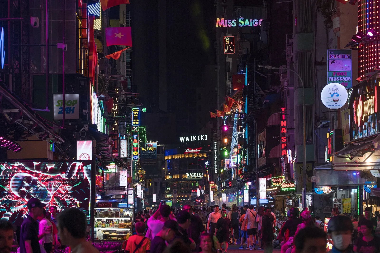 La via Bùi Viện a Saigon di sera Vita notturna a Saigon: la via Bùi Viện illuminata di sera tra locali e tavolini all'aperto
