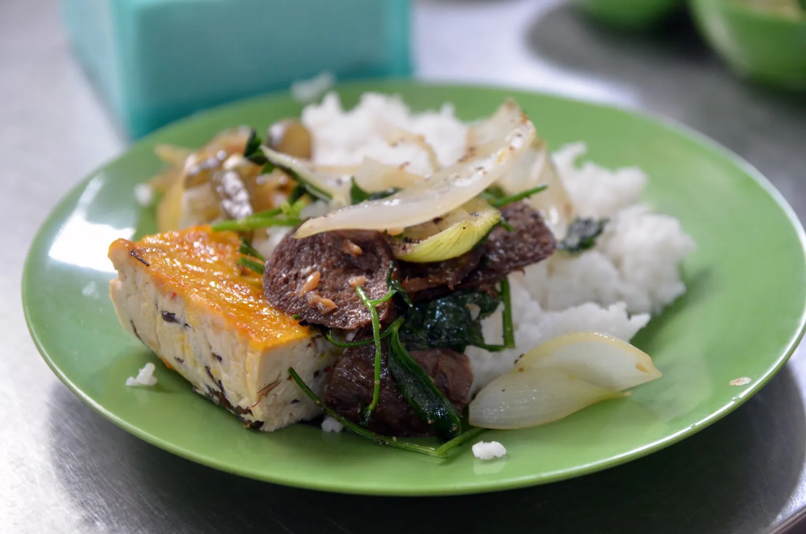 Cơm chay, piatto vegetariano vietnamita Piatto di cơm chay vietnamita con riso, tofu e verdure saltate