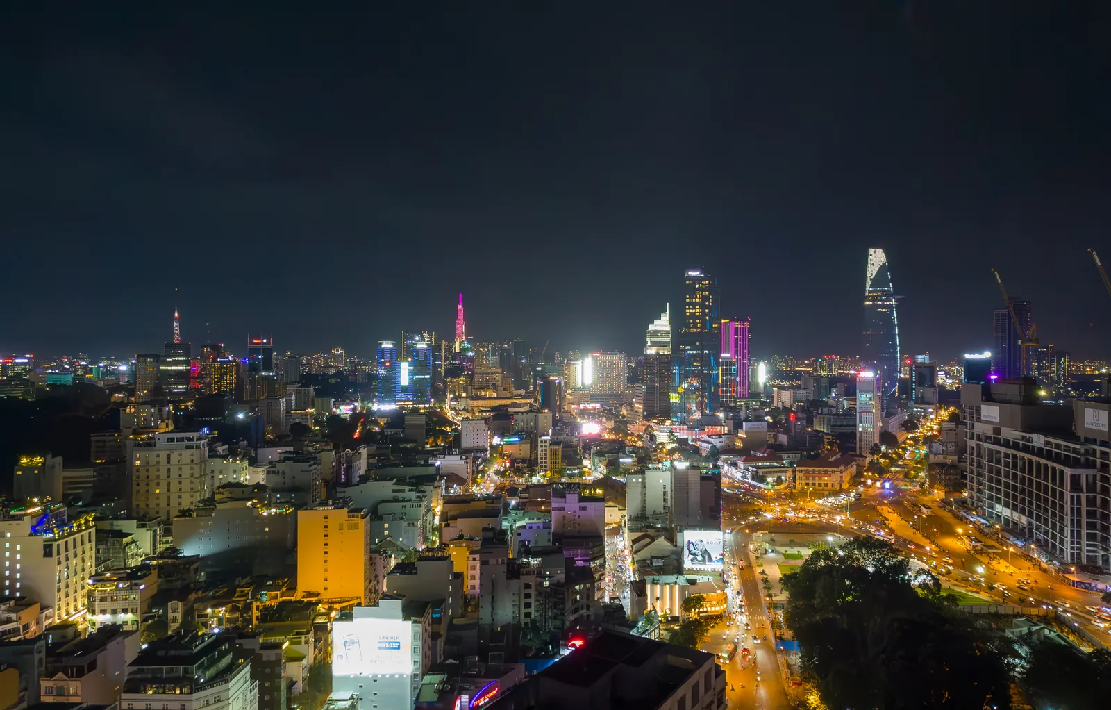 Skyline di Ho Chi Minh City di notte Skyline di Ho Chi Minh City (Saigon) illuminato di notte durante le celebrazioni