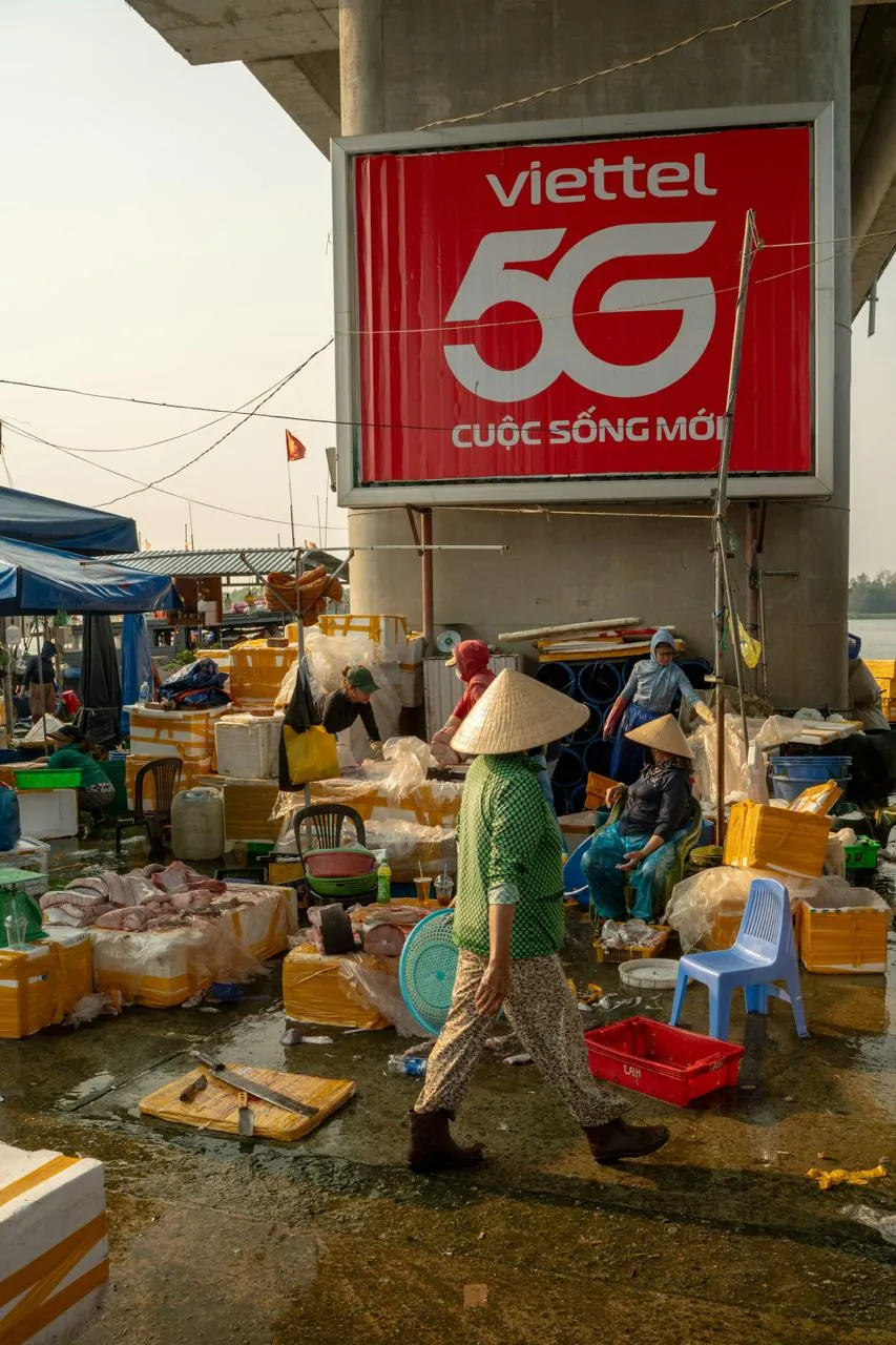 Rete Viettel 5G in Vietnam Cartellone Viettel 5G in un mercato in Vietnam