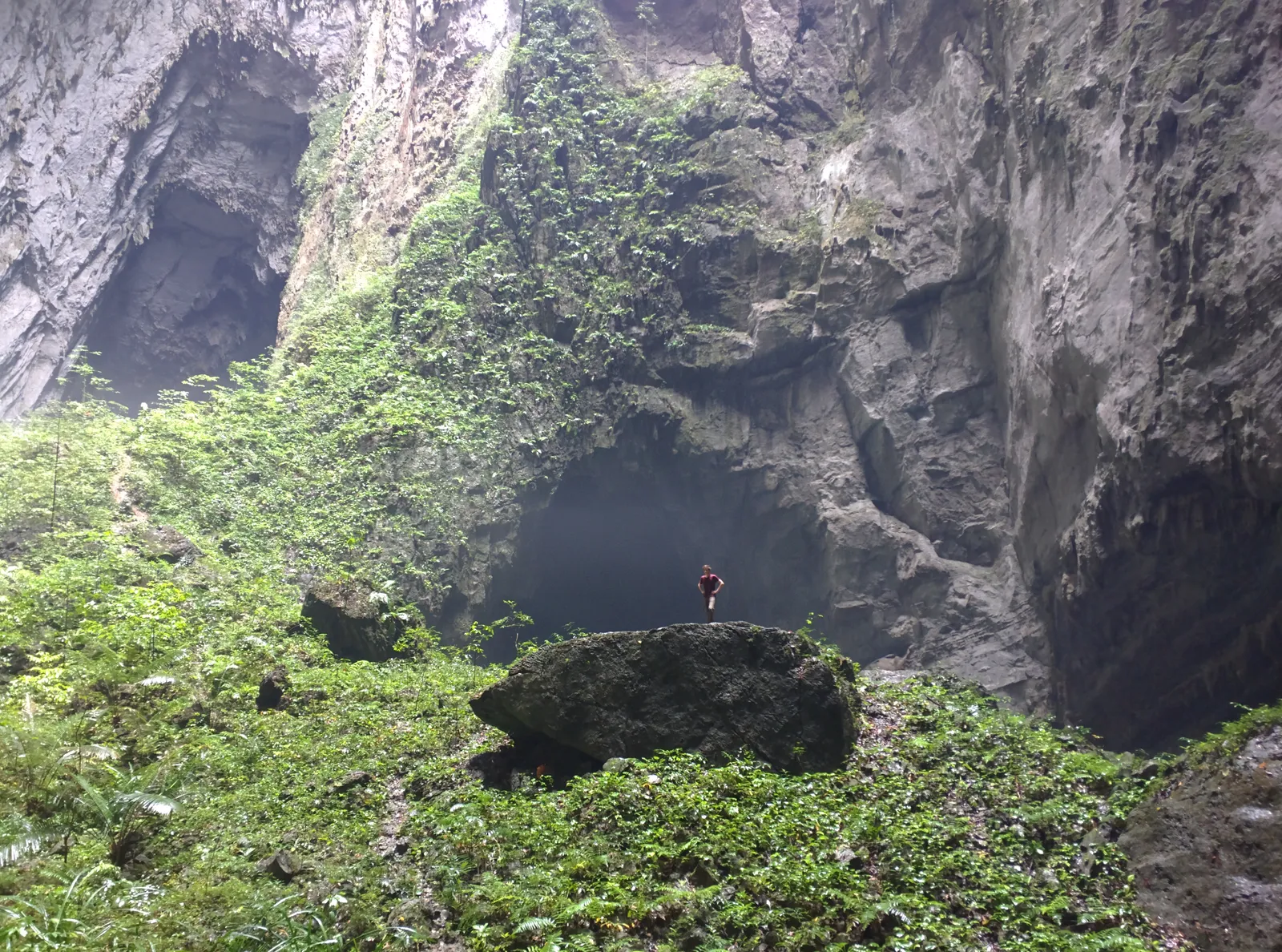 La scala delle dimensioni di Son Doong Le dimensioni di Son Doong a scala umana: escursioni in piedi sul bordo della dolina della grotta più grande del mondo