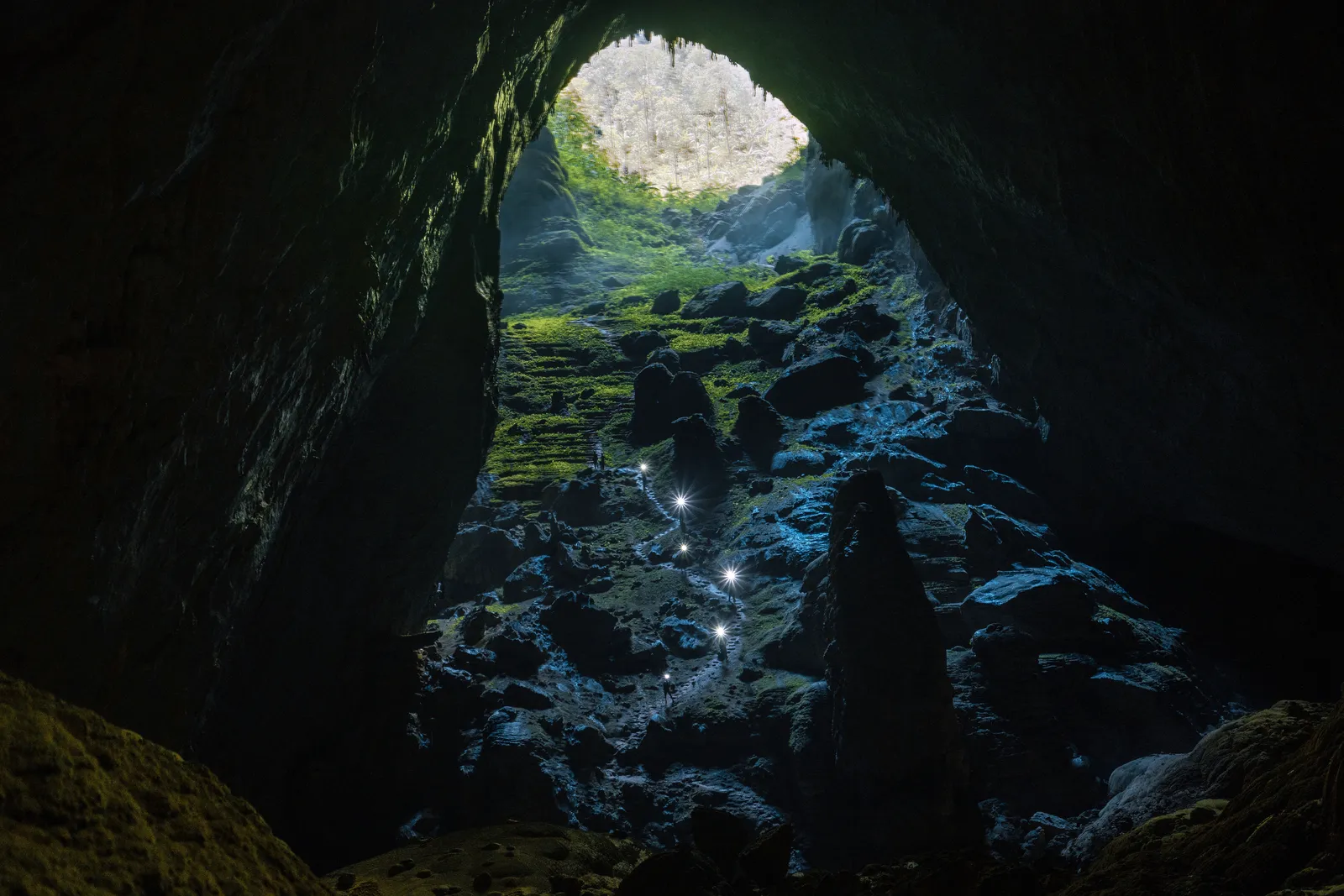 Il sentiero verso la seconda dolina di Son Doong Il sentiero che conduce alla seconda dolina di Son Doong, davanti alla giungla del Giardino di Edam nella grotta più grande del mondo