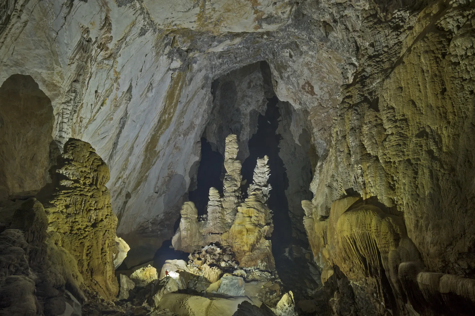 Le stalagmiti giganti di Son Doong Stalagmiti giganti alti oltre 70 metri all'interno di Son Doong, la grotta più grande del mondo in Vietnam