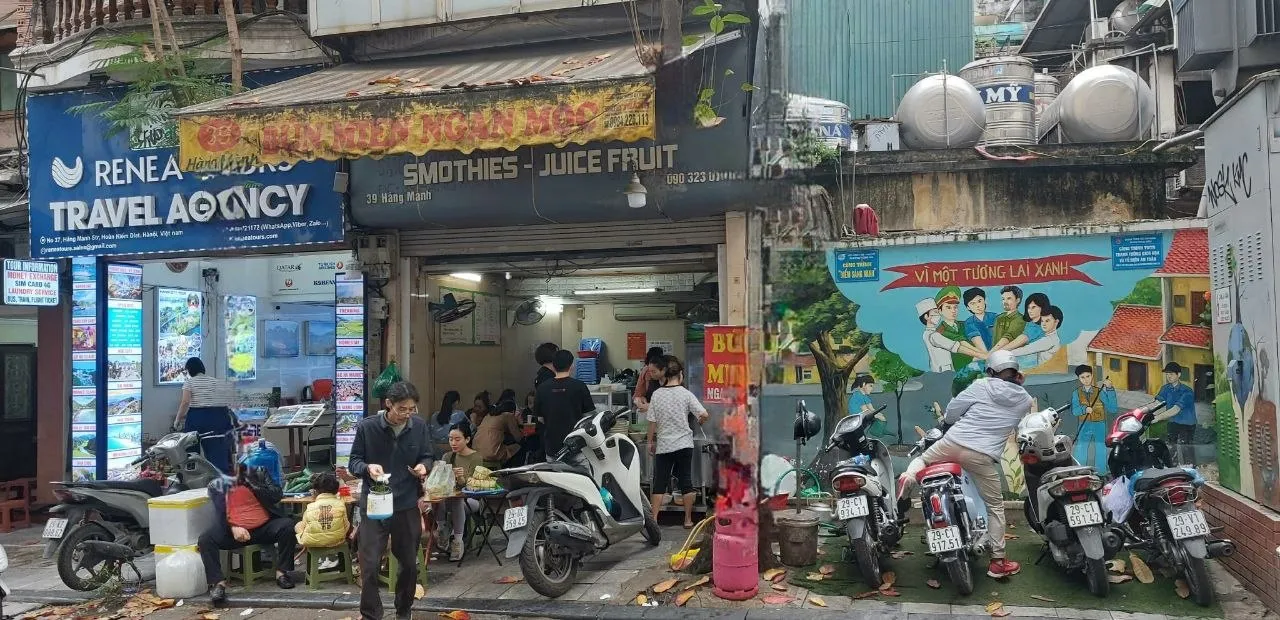 Banco di succhi di frutta in via Hang Manh, nel quartiere vecchio di Hanoi, con clienti seduti su sgabelli di plastica e motorini parcheggiati davanti