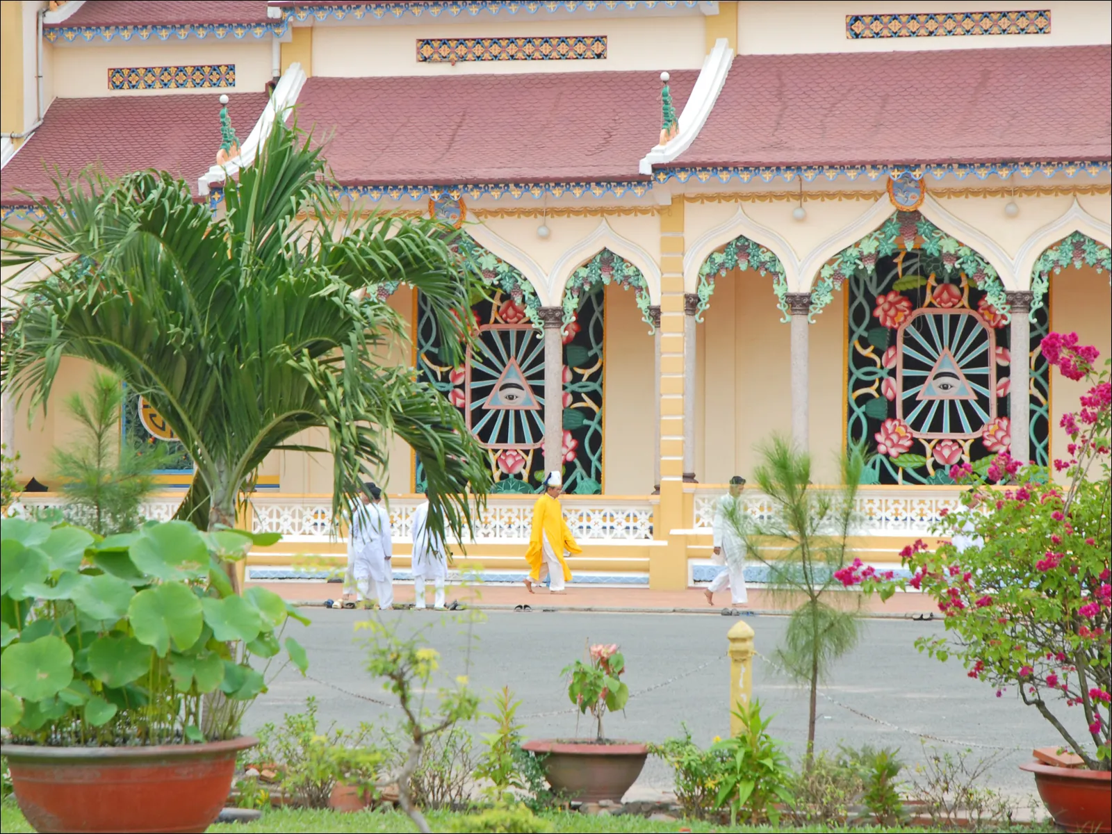 Facciata colorata del Santuario Cao Dai a Tay Ninh con torri e decorazioni