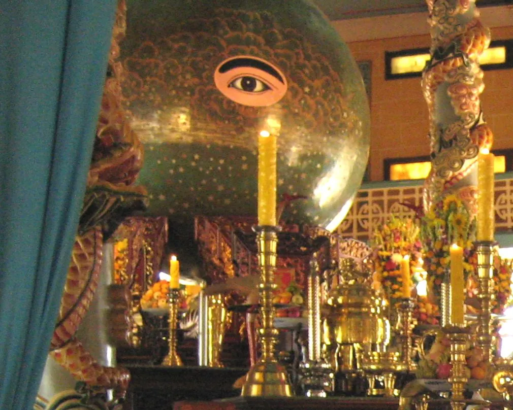 Simbolo del Divino Occhio nel Santuario Cao Dai a Tay Ninh