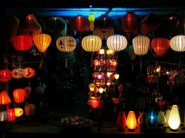 Lanterne a Hoi An Lanterne colorate accese di sera nelle strade di Hoi An