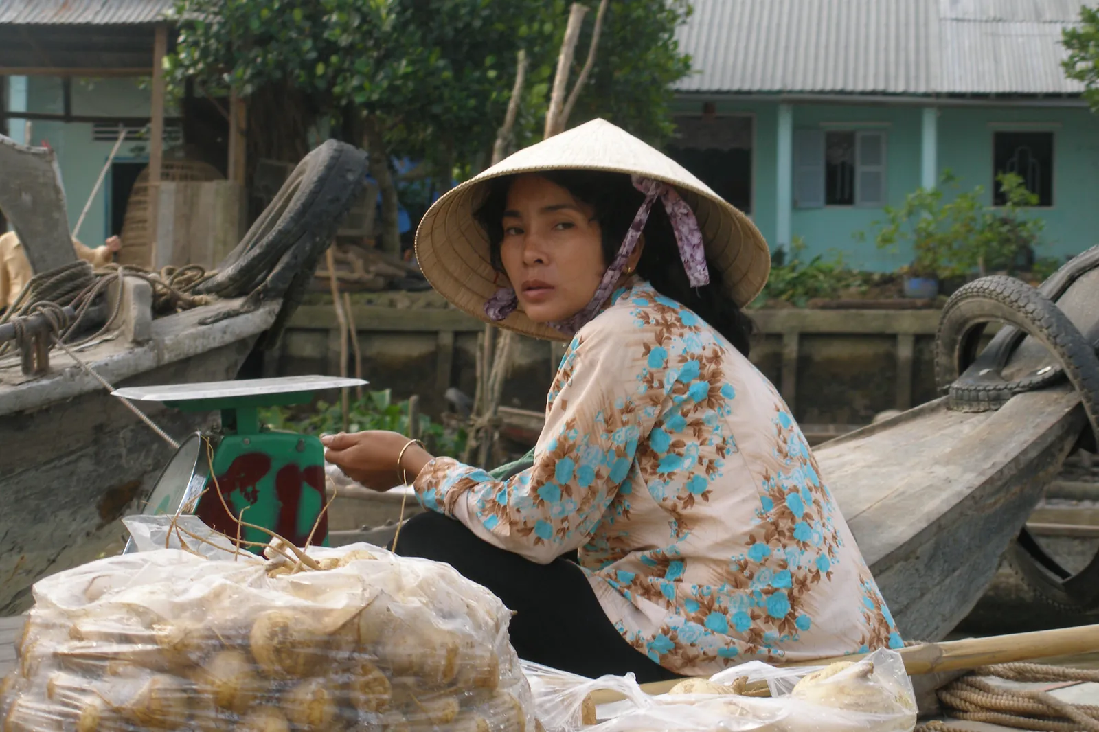 Mercato galleggiante nel Delta del Mekong Mercato galleggiante nel Delta del Mekong con venditrice su barca tradizionale
