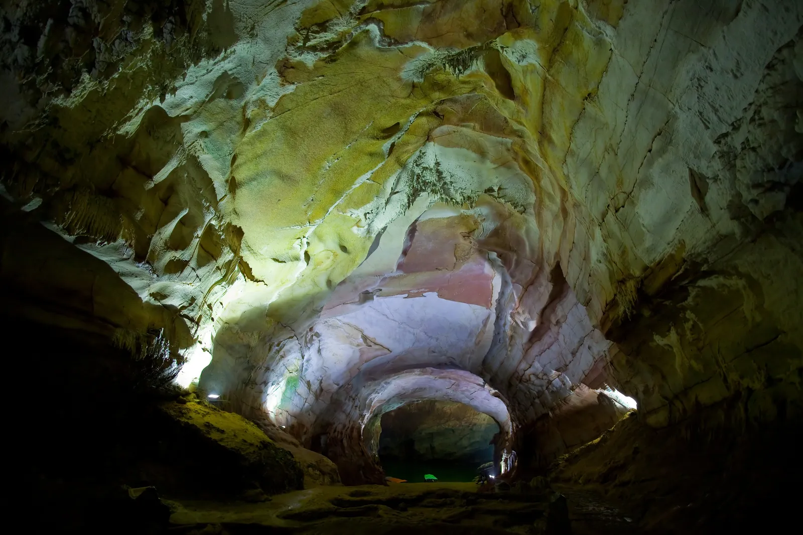 Grotta a Phong Nha Grotta nel Parco Nazionale di Phong Nha-Kẻ Bàng, trekking sotterraneo