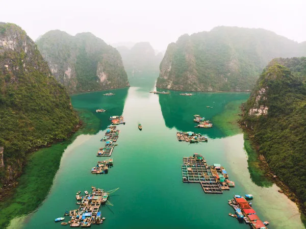 Vista aerea dei villaggi galleggianti di Halong Bay