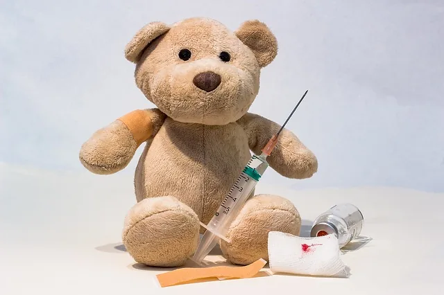 orsacchiotto di peluche con kit medico